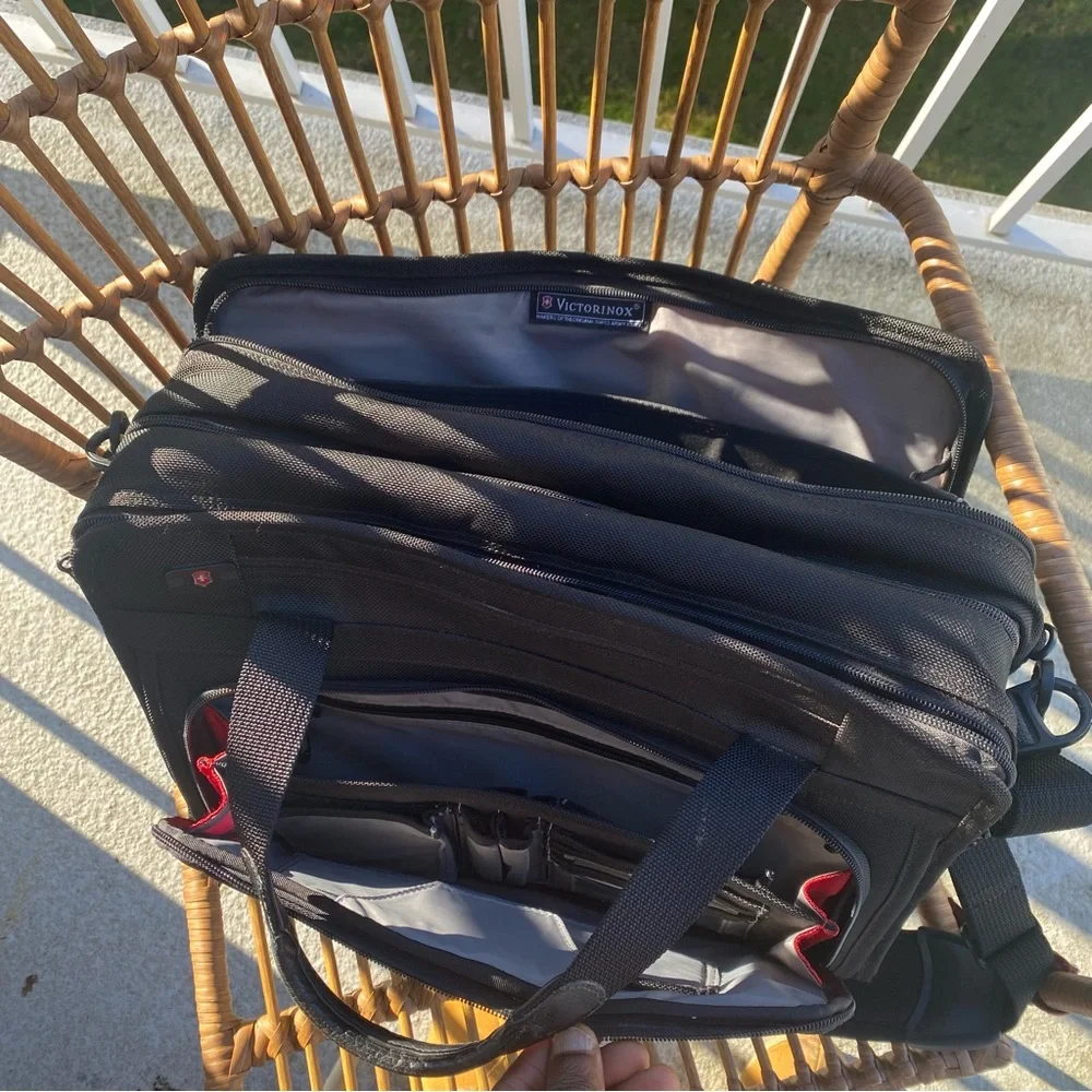 VICTORINOX SWISS MESSENGER BAG